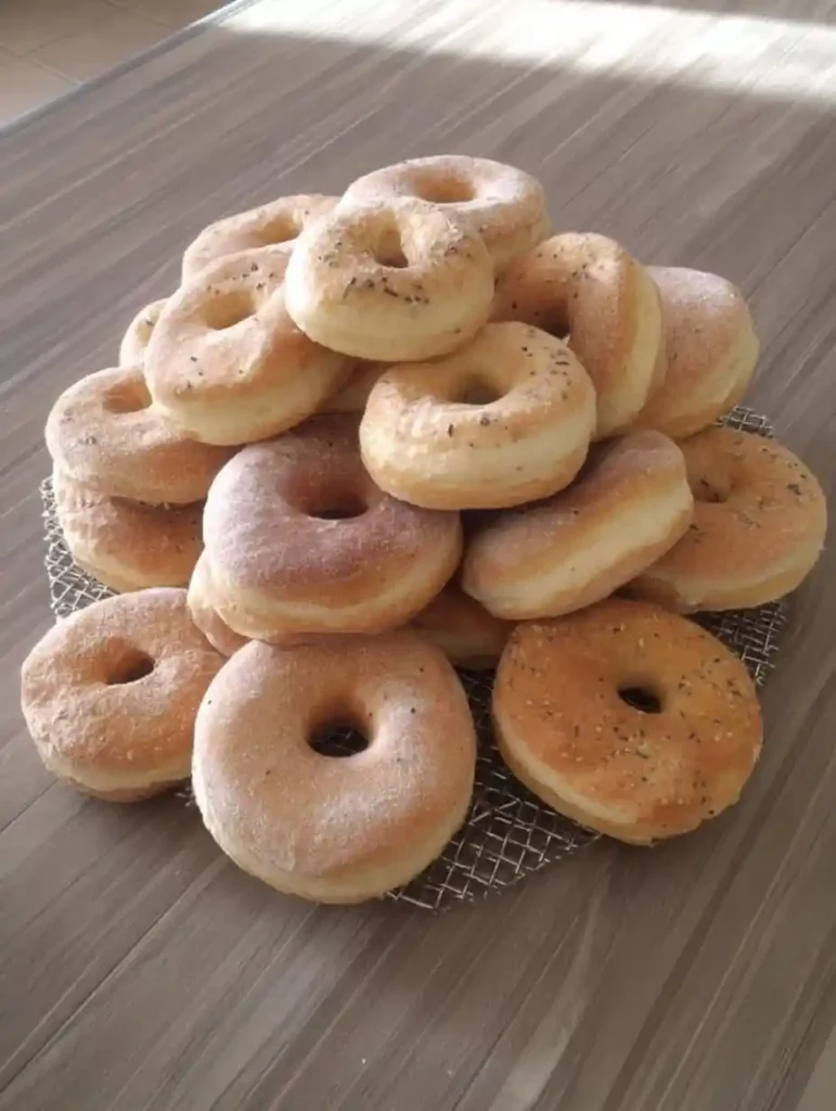 Donuts au four natures posés sur une grille de refroidissement