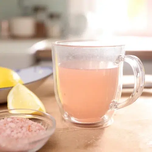 Boisson au sel rose pour maigrir servie dans une tasse en verre