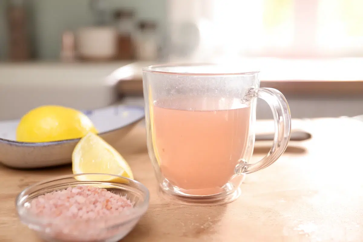 Boisson au sel rose pour maigrir servie dans une tasse en verre