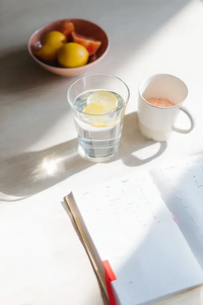 Routine minceur avec boisson au sel rose et carnet de suivi