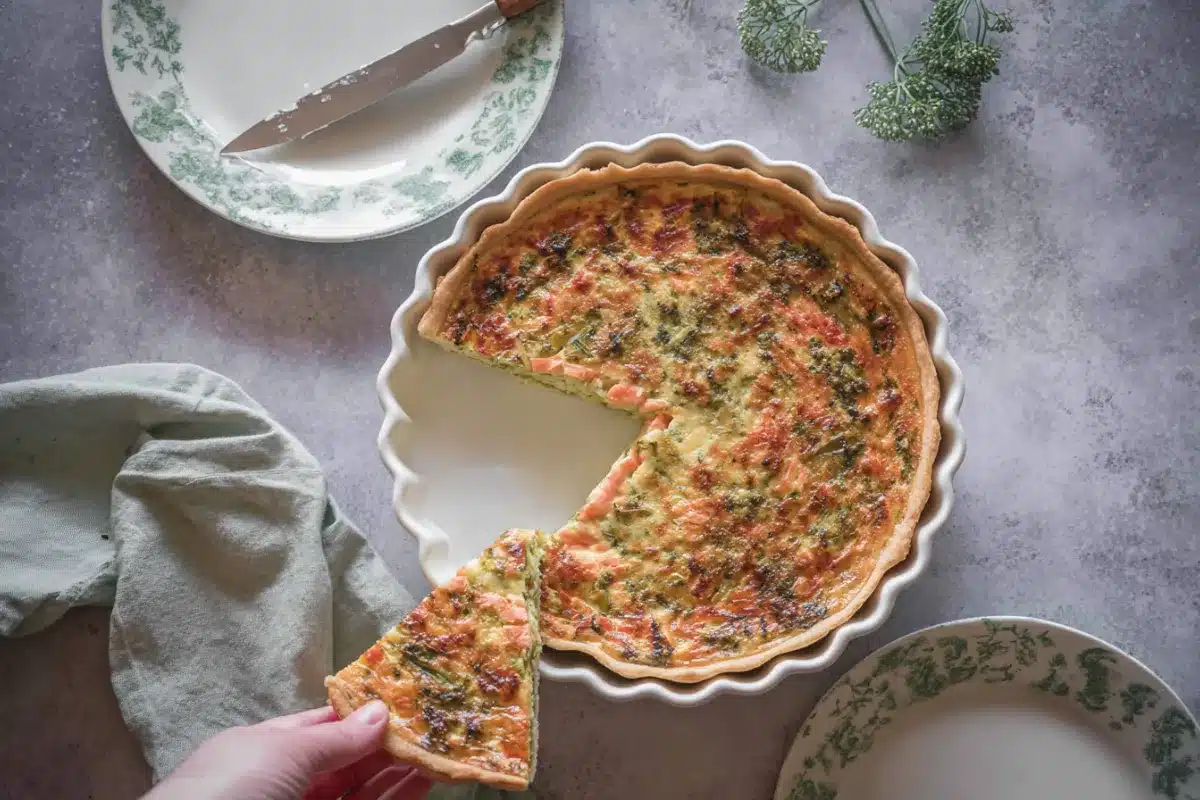 Quiche saumon poireaux dorée dans un plat en céramique