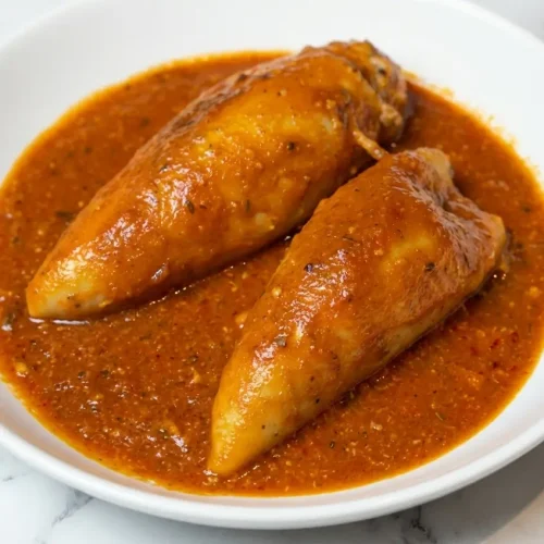 Encornets farcis dorés sur marbre blanc, farce à la viande relevée au piment fumé et zestes de citron jaune.