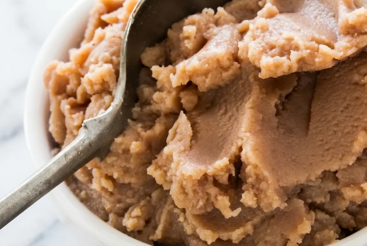 Onctueuse recette de purée de marrons au beurre noisette servie dans un bol en céramique minimaliste sur marbre blanc.