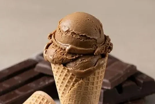 Plusieurs boules de glace au café onctueuse servies dans un bol en céramique rustique.