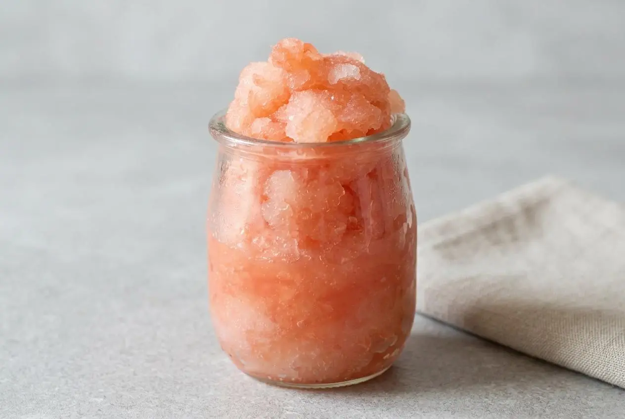 Granité de pamplemousse rose servi dans un verre, montrant sa texture cristalline et givrée.