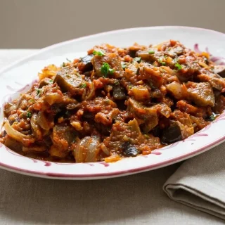 Chichoumeille languedocienne aux aubergines confites, tomates mijotées et persillade dans une cocotte.