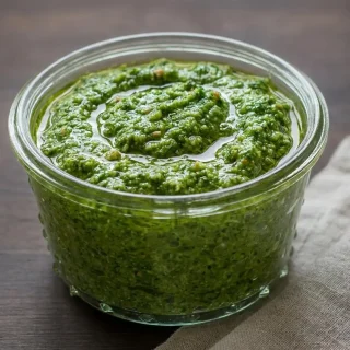 Pesto de fanes de radis vert vif et bien crémeux, présenté dans un petit ramequin gourmand