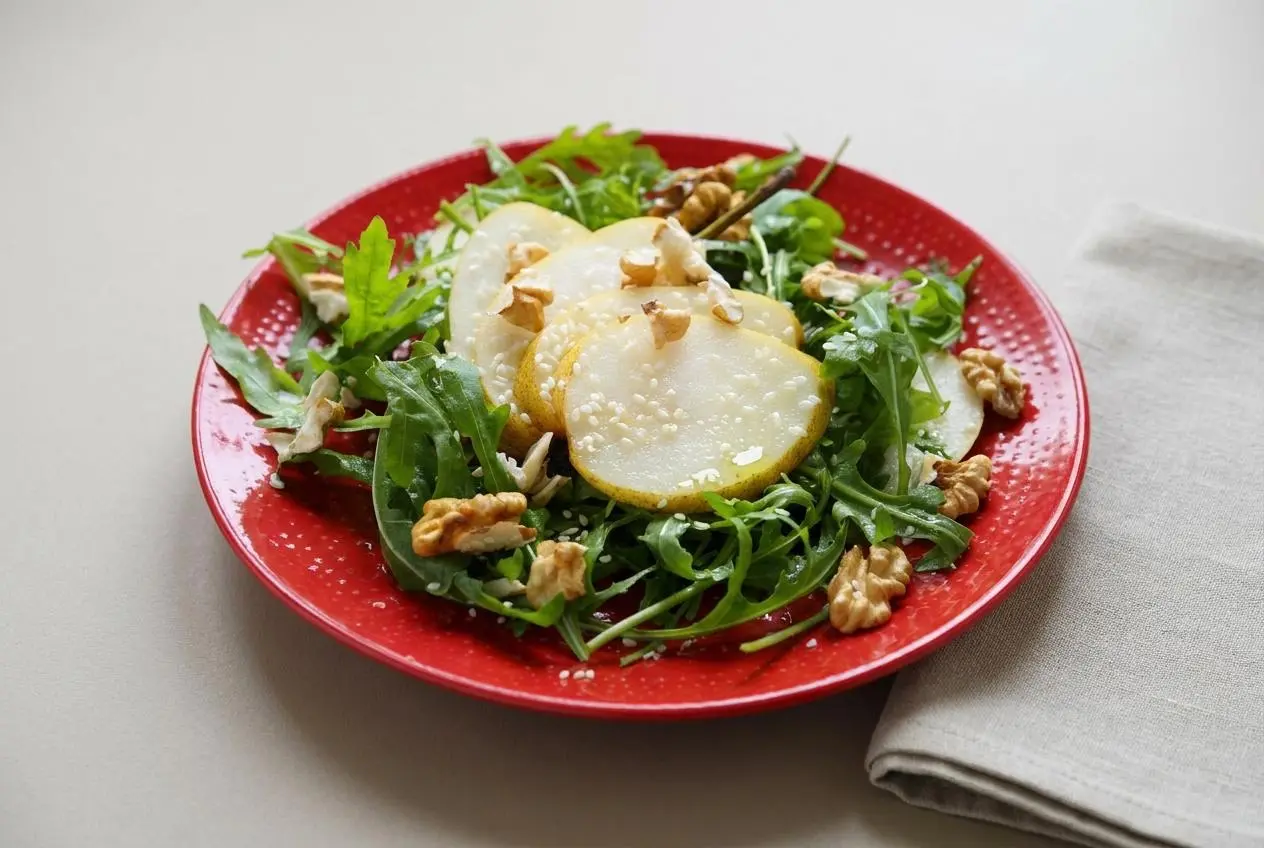 Salade aux poires et aux noix fraîche avec tranches de fruit juteux et cerneaux croquants.