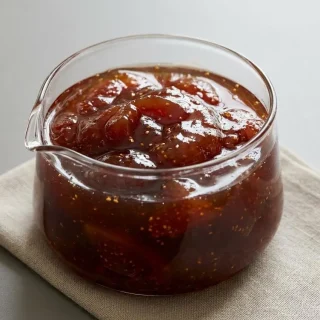 Confiture de figues maison brillante et onctueuse dans un pot en verre
