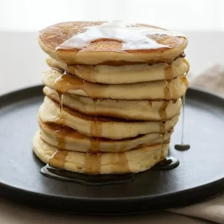 Pile de recette de pancakes bien dorés et moelleux sur une assiette