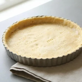 Fond de tarte croustillant et doré issu d'une recette pate brisée maison.