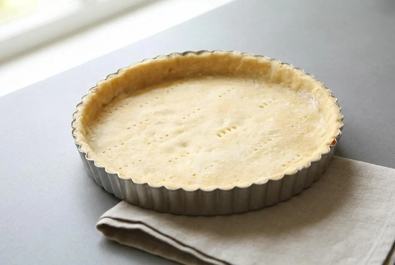 Fond de tarte croustillant et doré issu d'une recette pate brisée maison.