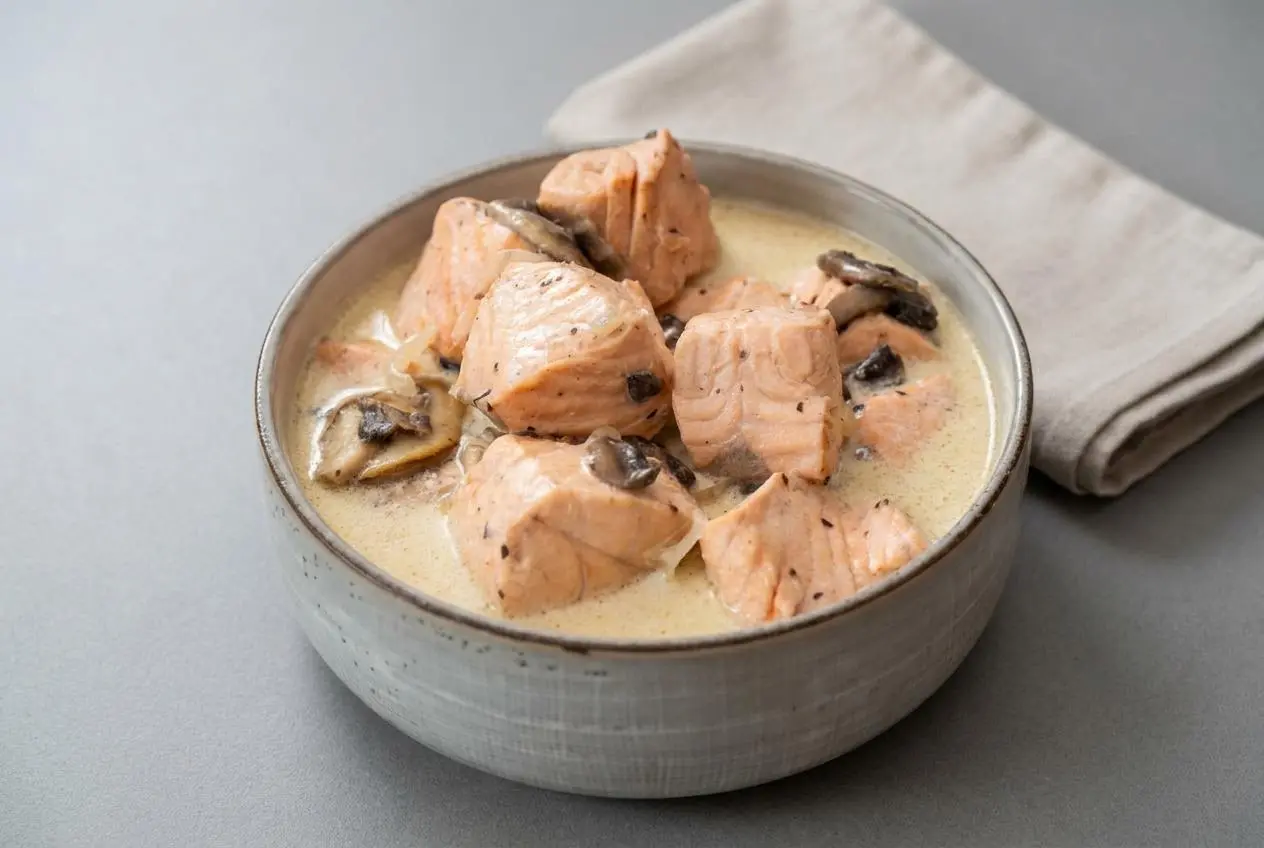 Blanquette de saumon aux champignons de Paris nappée d'une sauce crémeuse et veloutée.