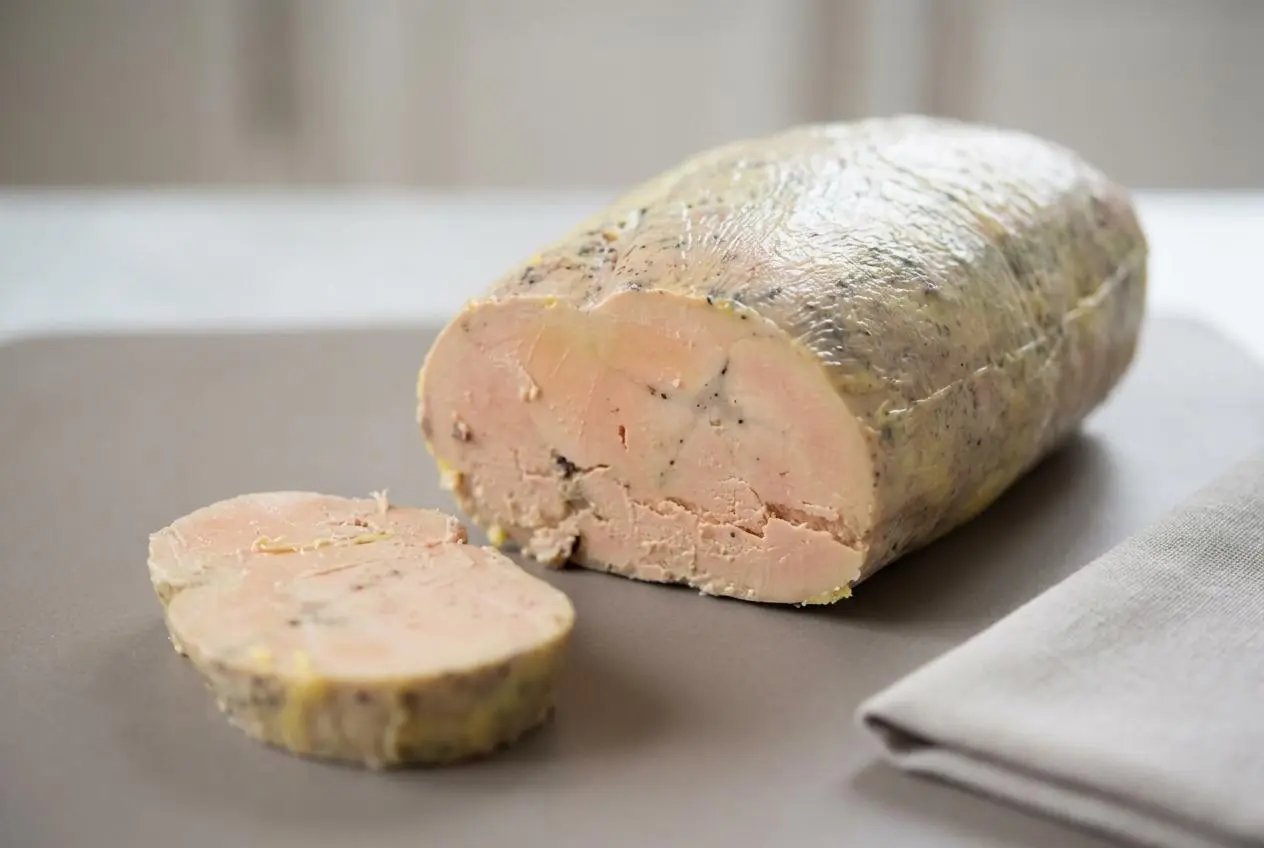 Tranches de foie gras maison mi-cuit à la texture fondante et soyeuse