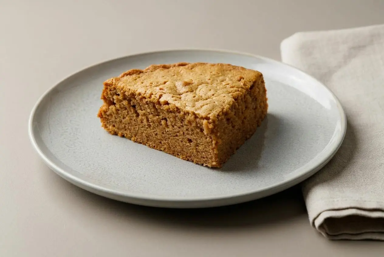 Gâteau à la farine de châtaigne moelleux à la croûte dorée et à la mie aérée.