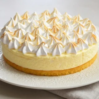 Gâteau nuage au citron meringué surmonté d'une meringue italienne dorée au chalumeau.