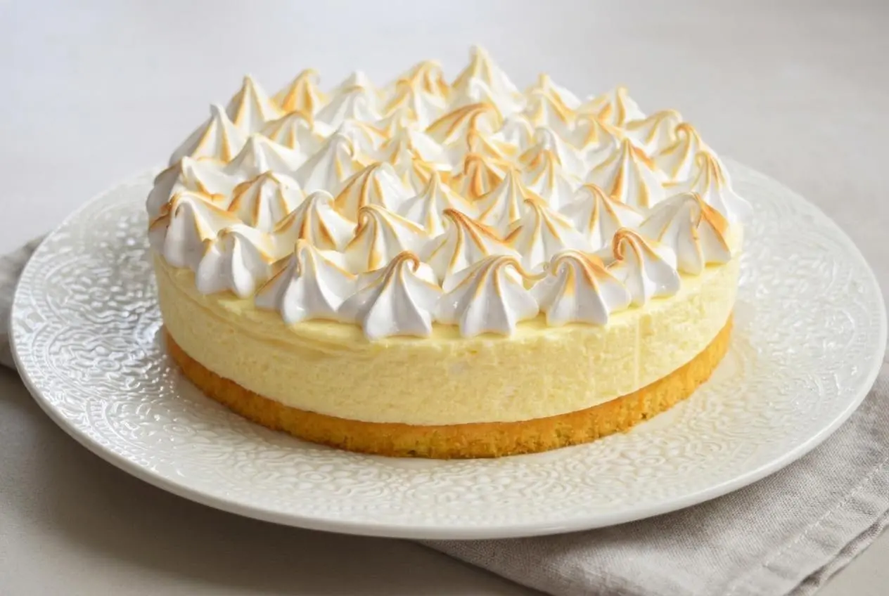 Gâteau nuage au citron meringué surmonté d'une meringue italienne dorée au chalumeau.
