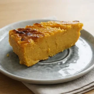 Gâteau patate douce créole à la surface dorée et quadrillée, à la texture dense et fondante.