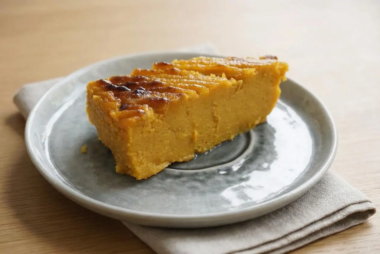 Gâteau patate douce créole à la surface dorée et quadrillée, à la texture dense et fondante.