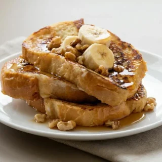 Pain perdu doré et moelleux aux bords délicatement caramélisés.