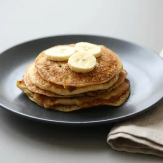 Pancakes à la banane finished dish with a golden topping