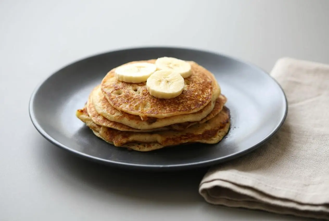 Pancakes à la banane finished dish with a golden topping