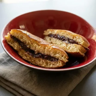 Recette dorayaki avec pancakes japonais dorés au miel et cœur généreux de pâte anko aux haricots rouges.