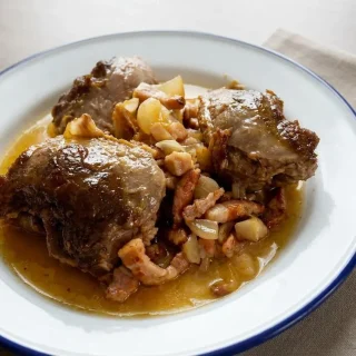Recette joue de porc braisée avec sauce brillante à la bière et lardons en cocotte