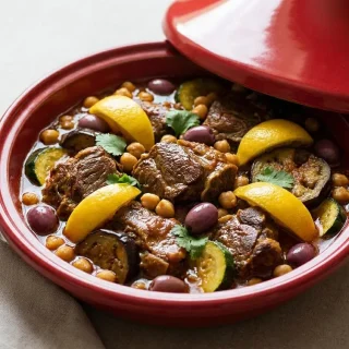 Tajine d’agneau fondant aux légumes dorés et citron confit dans une sauce aux épices ambrée.