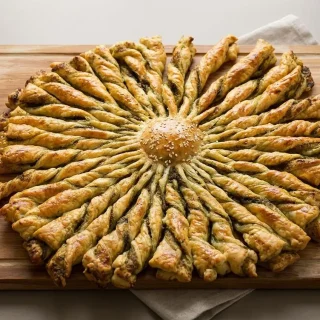 Tarte soleil au pesto dorée et croustillante parsemée de graines de sésame blanc