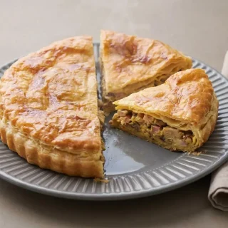Tourte au poulet bien dorée avec croûte croustillante et garniture crémeuse