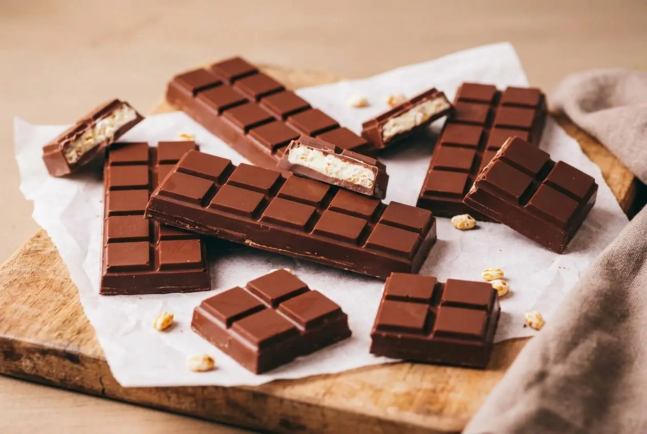Barres de kinder country maison avec une coque au chocolat au lait et un cœur blanc au blé soufflé