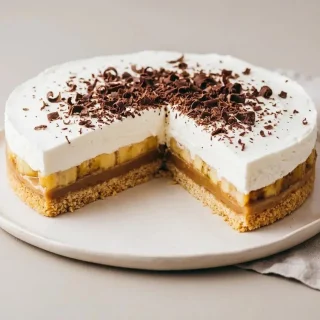 Recette banoffee sans four avec chantilly ferme, bananes fraîches et toffee fondant.