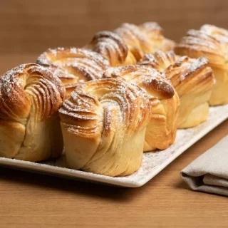 Recette cruffins dorés et croustillants au feuilletage aérien saupoudrés d'un voile de sucre glace