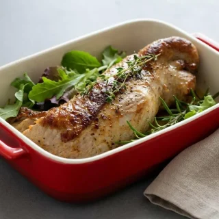 Recette filet mignon de porc au four doré avec son jus de cuisson au beurre et aux herbes fraîches.