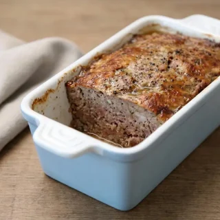 Recette pâté de campagne maison dans sa terrine avec une croûte bien dorée et un grain rustique.