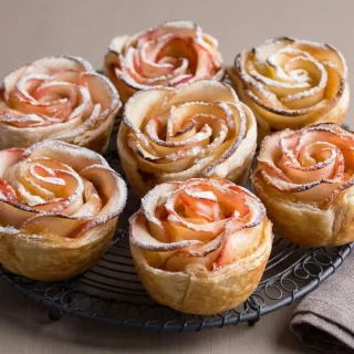 Roses feuilletées aux pommes dorées et croustillantes aux pétales délicatement caramélisés.